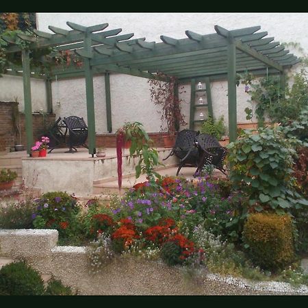 Room "Honeybee" In A Neoclassical House Kastoria Extérieur photo