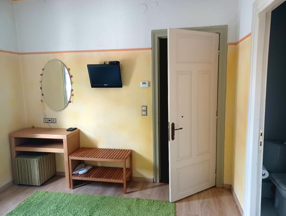 Room "Honeybee" In A Neoclassical House Kastoria Extérieur photo