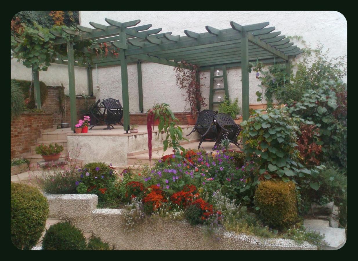 Room "Honeybee" In A Neoclassical House Kastoria Extérieur photo