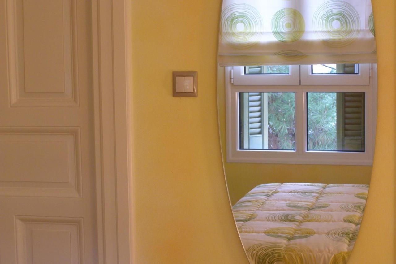 Room "Honeybee" In A Neoclassical House Kastoria Extérieur photo